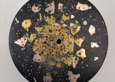 Cercle-bois-2015-dia-18-acrylique-feuille-d'or-et-d'argent-clous-et-semences-tapissier