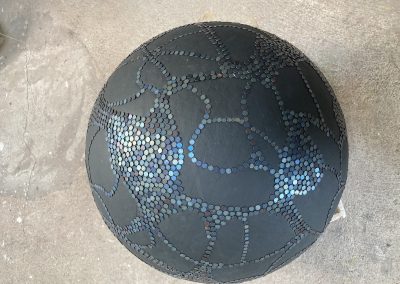 sculpture sphère clous acier bleuis 2022 a